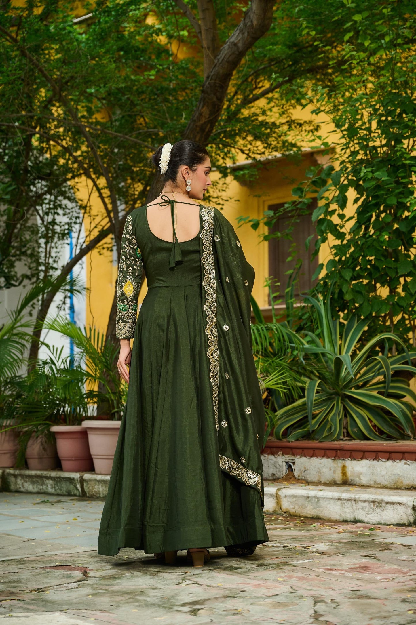 Elegant Gown-Dupatta Collection 2025 ā Vichitra Fabric with Zari Embroidery